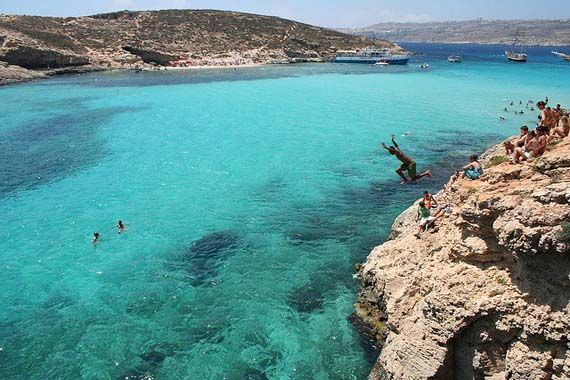 Badning fra klipper på Malta. Foto: jonrawlinson/flickr